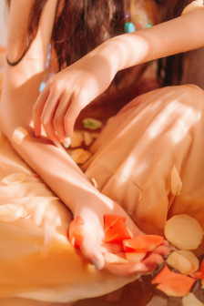丫鬟露出双乳让老爷玩弄